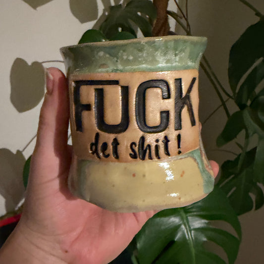 Håndformet krus med tekst; FUCK det shit!