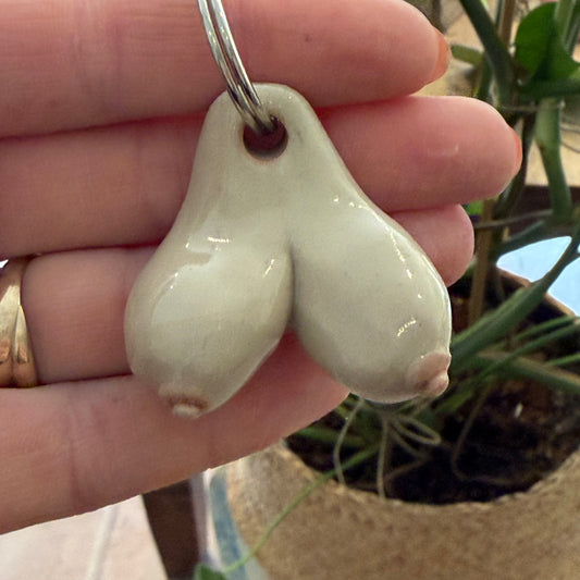 Nøglering med håndformede bryster, nr. 2