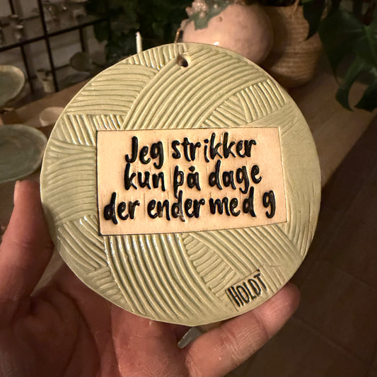 Vægophæng, garnnøgle med tekst, nr. 5