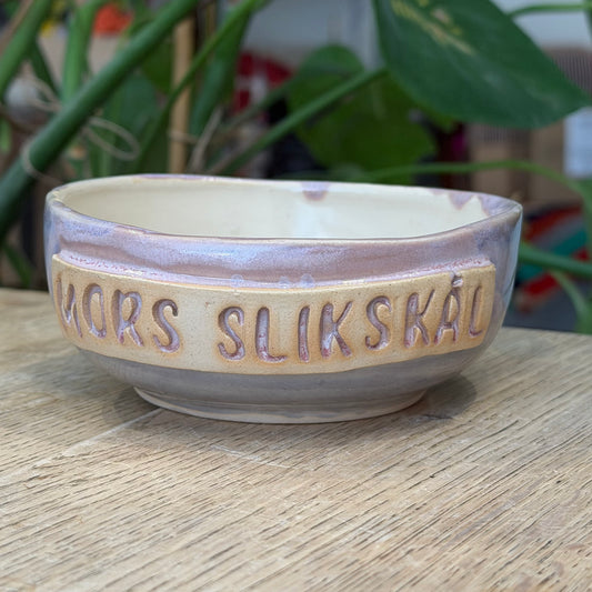 Skål med tekst ‘MORS SLIKSKÅL’, nr 2