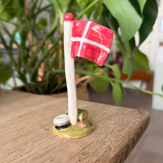 Flagstang med Dannebrog, studenterhue, grå