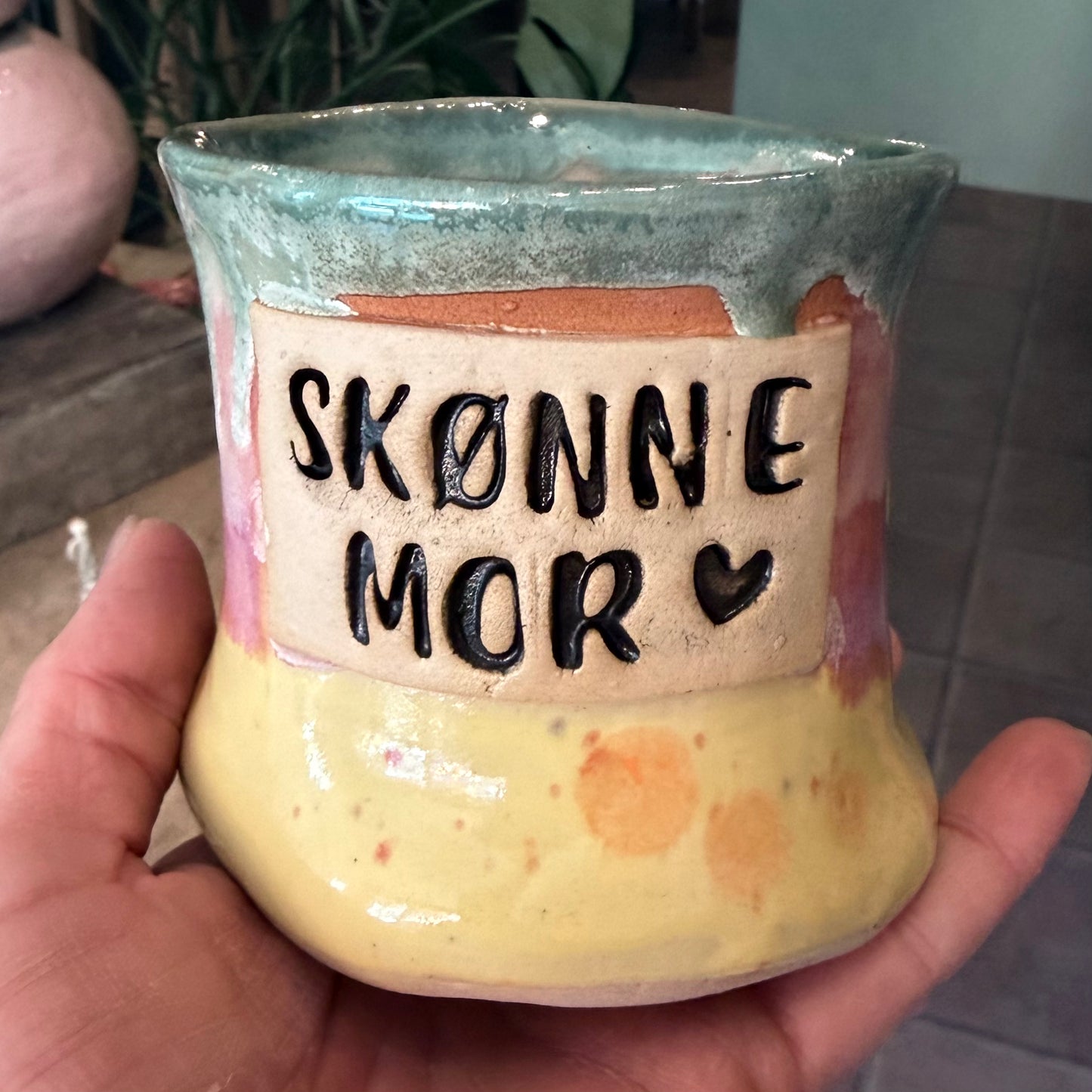 Håndformet krus med tekst; SKJØNNE MOR