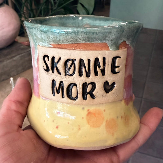 Håndformet krus med tekst; SKØNNE MOR