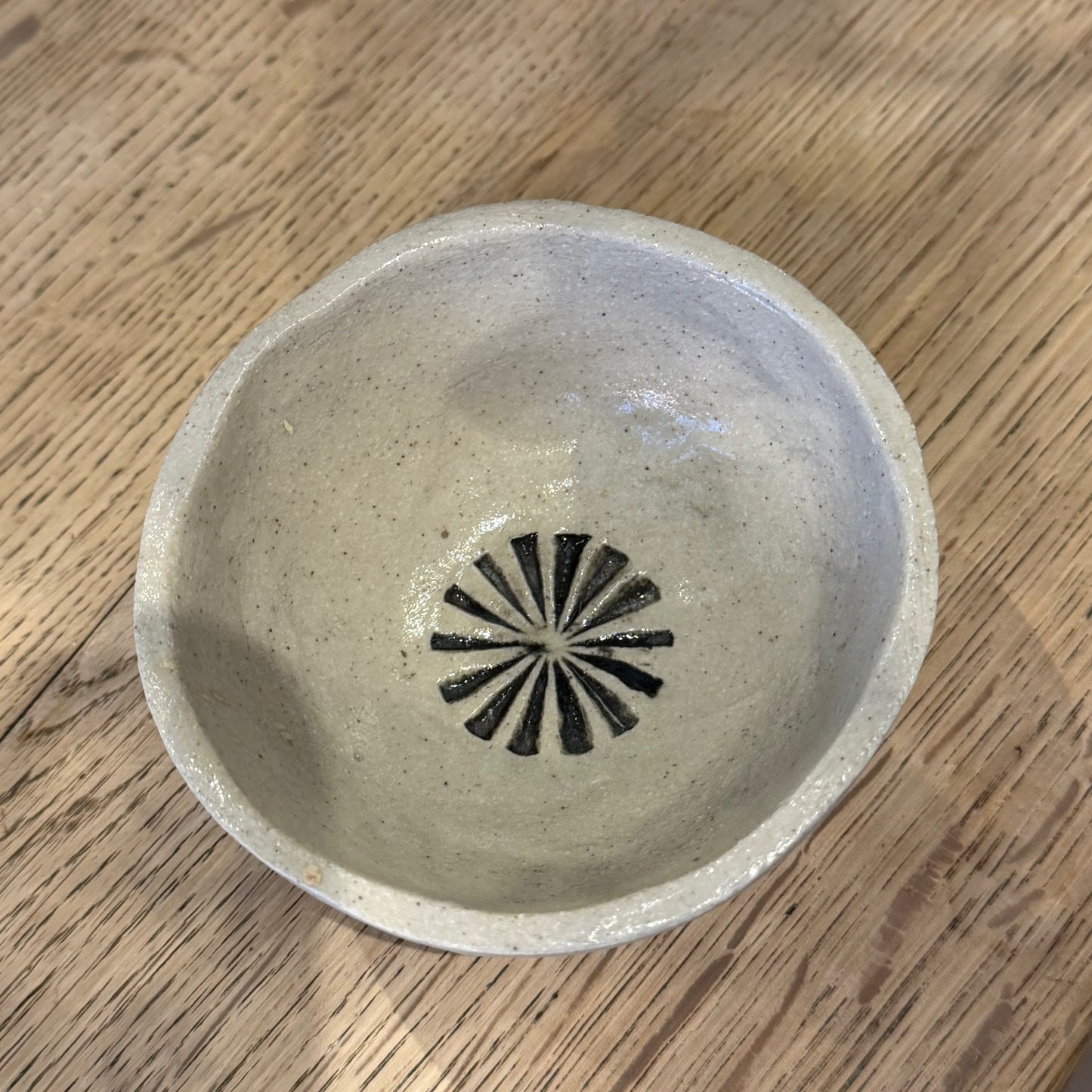 Håndformet skål med tryk