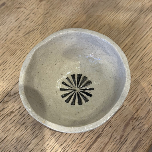 Håndformet skål med tryk