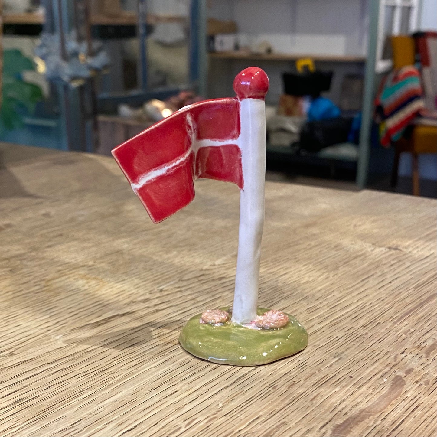 Flagstang med Dannebrog og blomster, nr 1