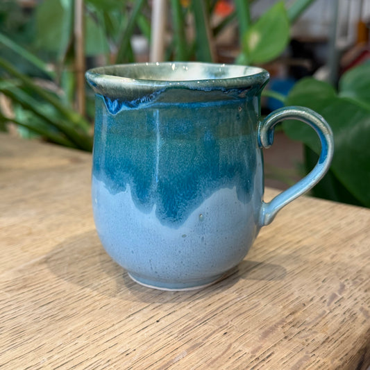 Håndlavet kop med hank, blålige toner nr 3