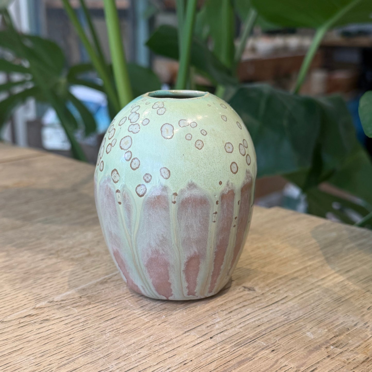 Lille oval vase, lilla og grøn