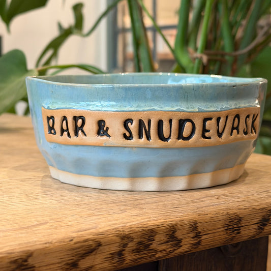 Hundeskål med tekst ‘BAR & SNUDEVASK’