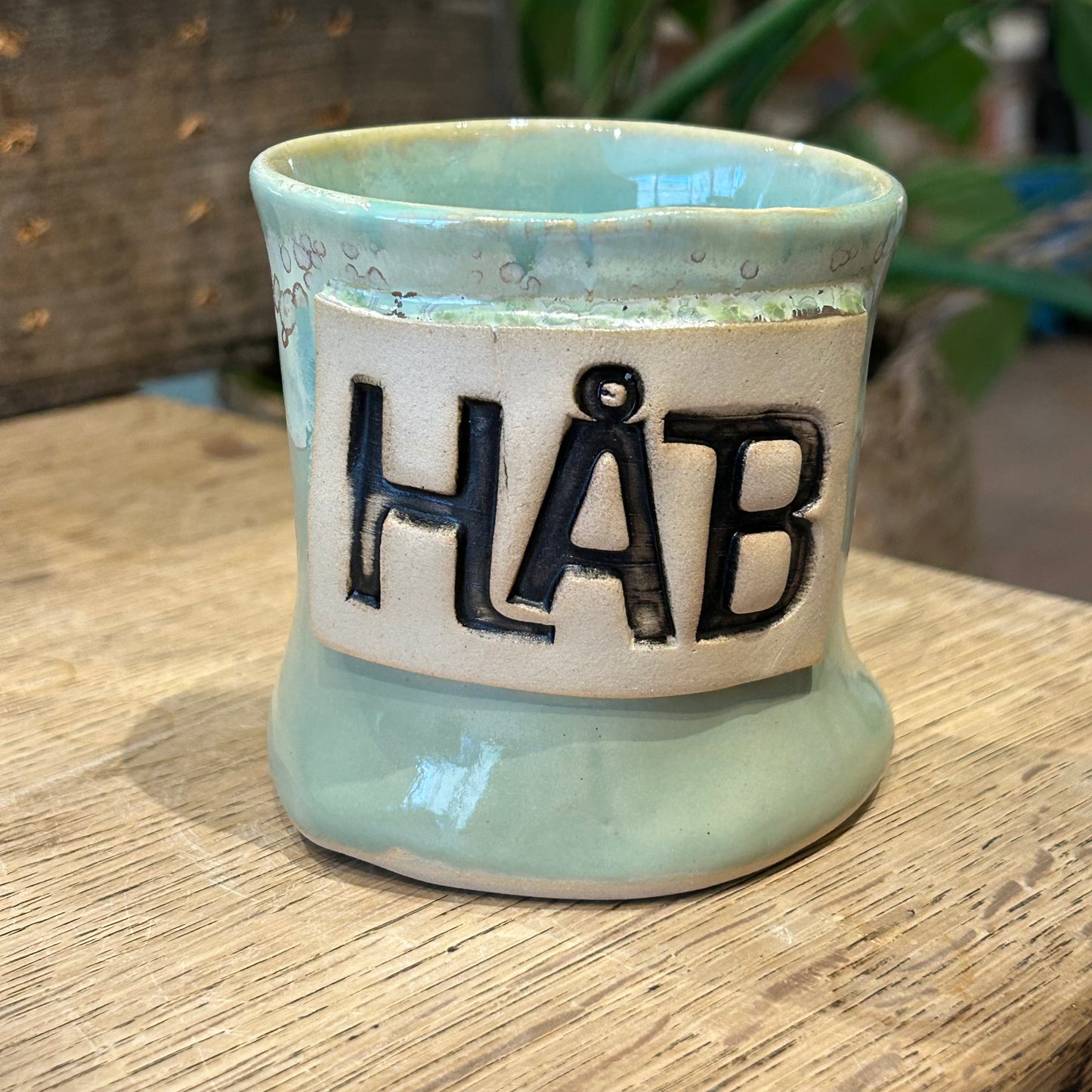 Håndformet krus med tekst; HÅB, nr 1