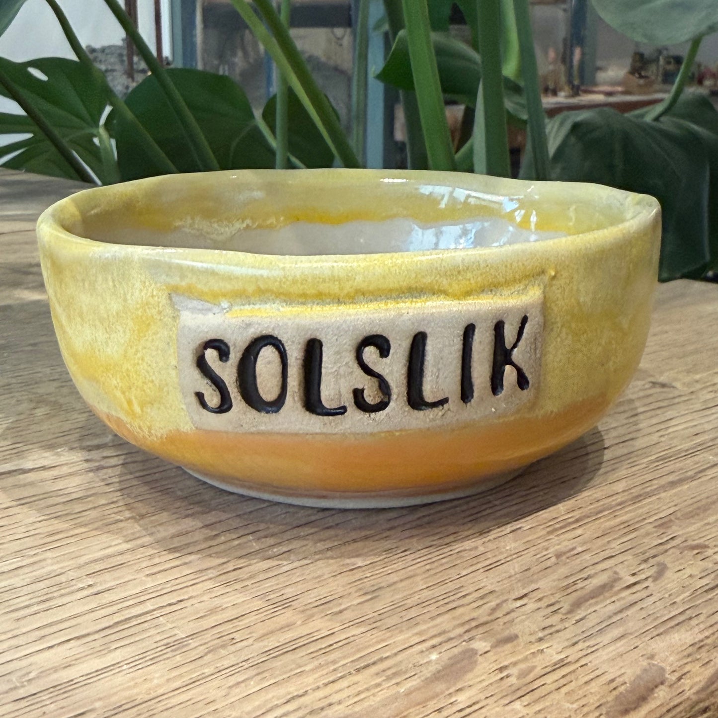Skål med tekst ‘SOLSLIK’