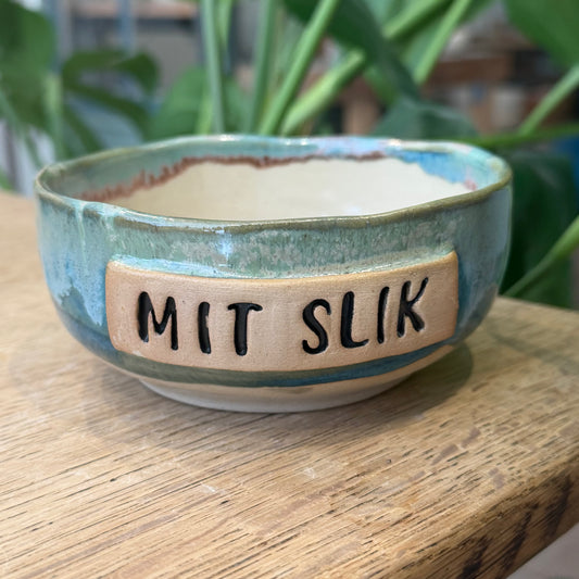 Skål med tekst ‘MIT SLIK’