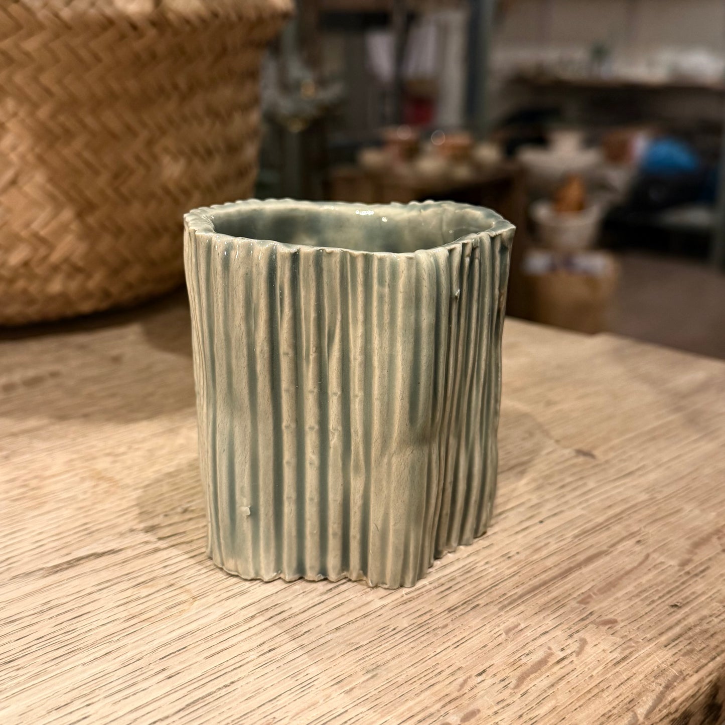 Lille vase med riller i blå grønne farver