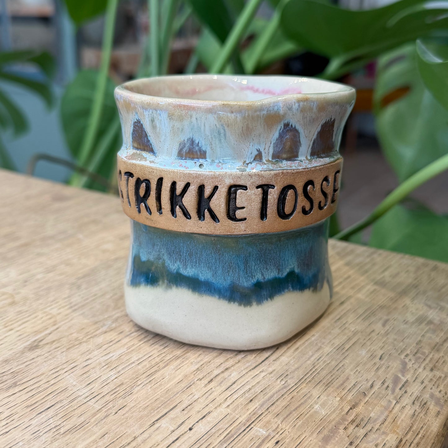 Håndformet krus med tekst; STRIKKETOSSE, nr 2