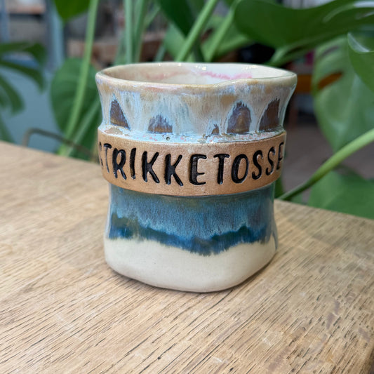 Håndformet krus med tekst; STRIKKETOSSE, nr 2
