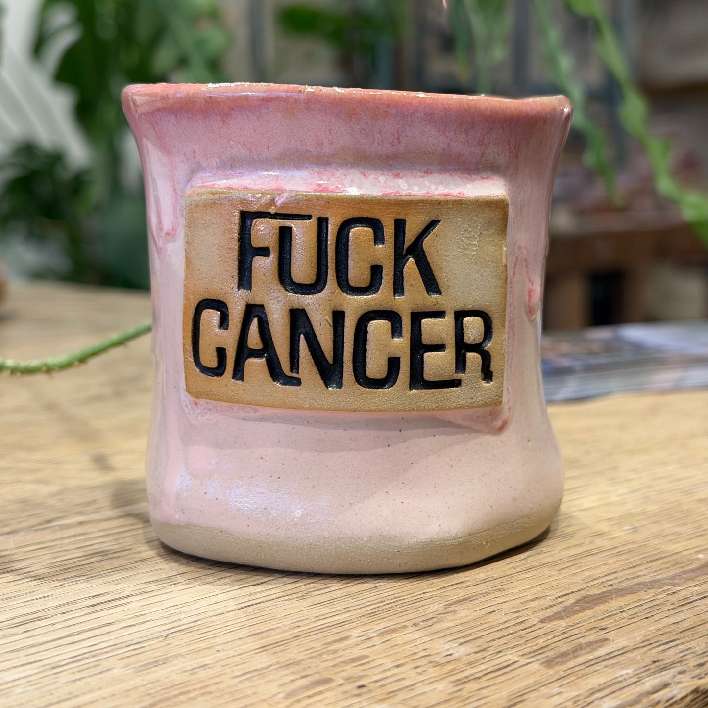 Håndformet krus med tekst; FUCK CANCER