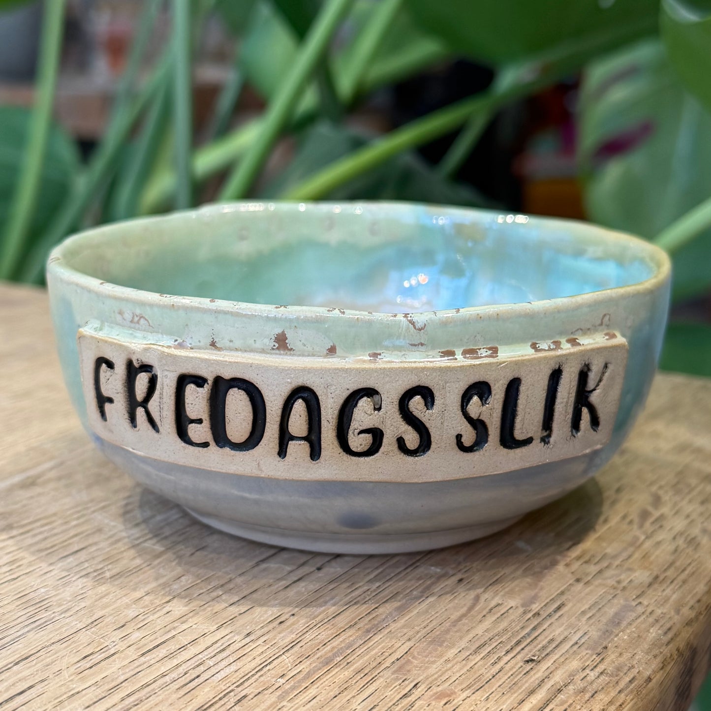 Skål med tekst ‘FREDAGSSLIK’