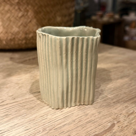 Lille vase med riller i blå grønne farver