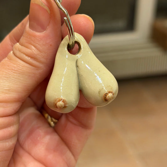 Nøglering med håndformede bryster, nr. 2