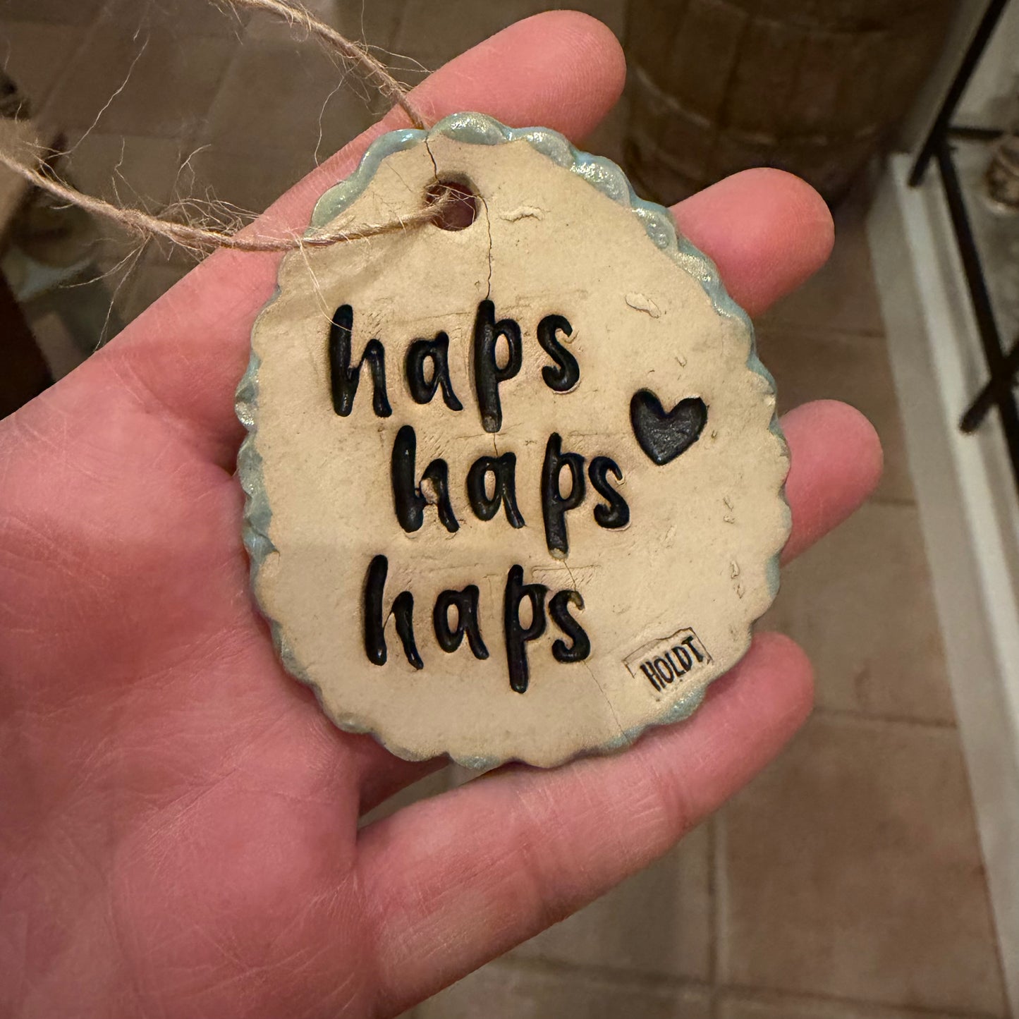 Ophæng, påskeæg med tekst; haps haps haps, lys blå