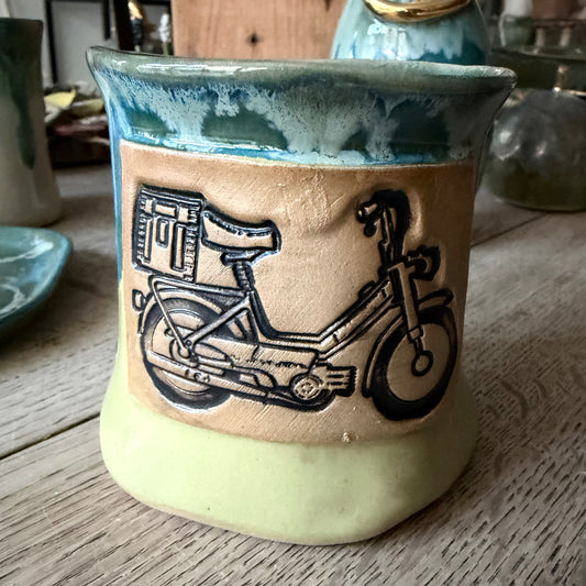 Håndformet krus; knallert, Puch, nr 1