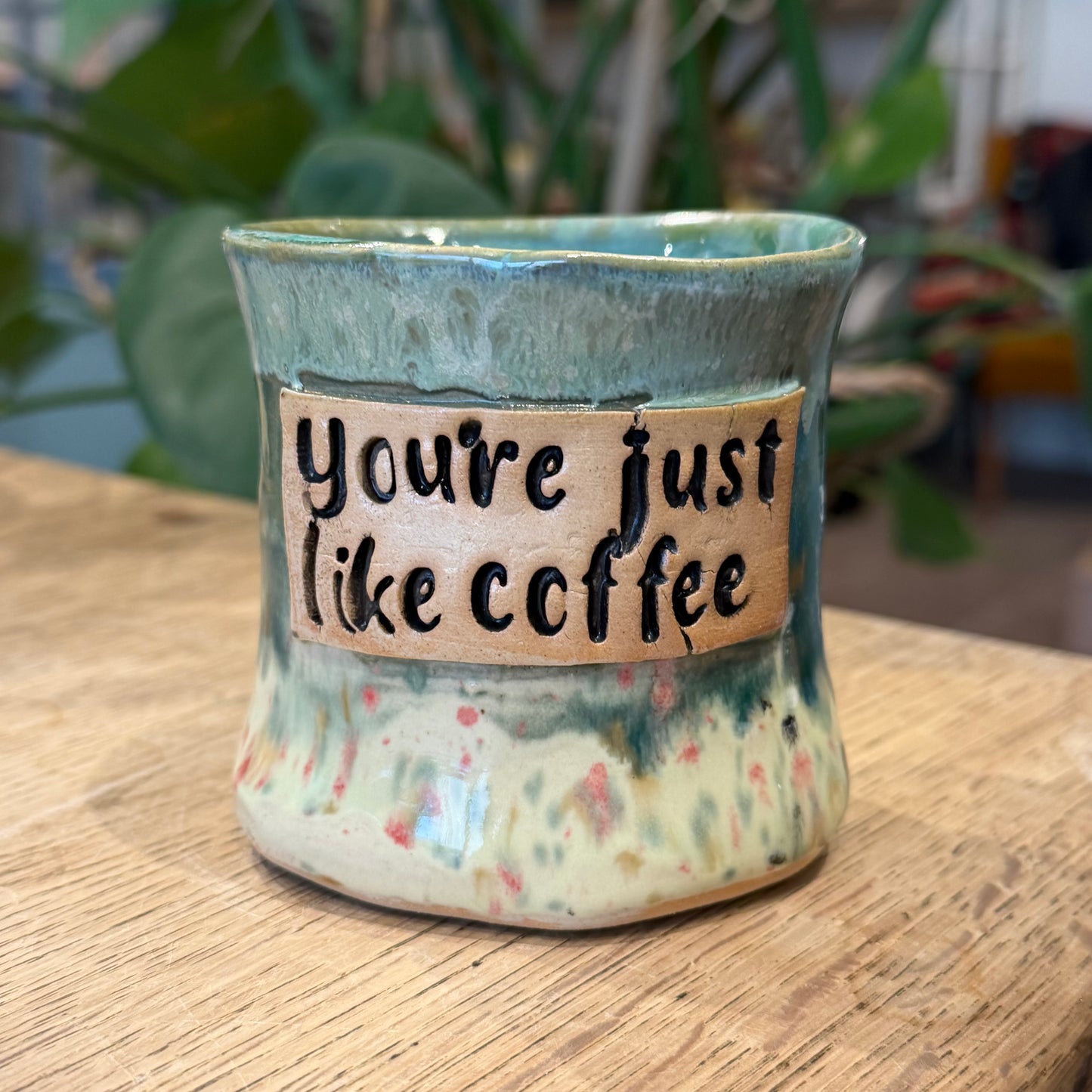 Håndformet krus med tekst; You’re just like coffee