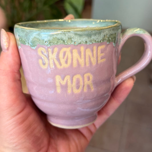 Håndlavet krus med hank og tekst; SKØNNE MOR