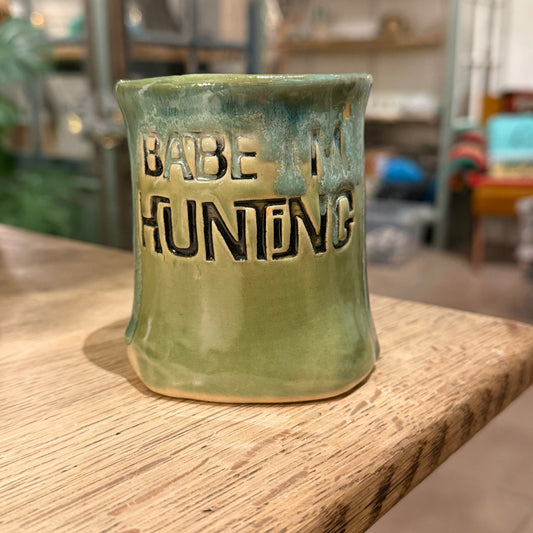 Håndformet krus med tekst; BABE, IM HUNTING, nr 4