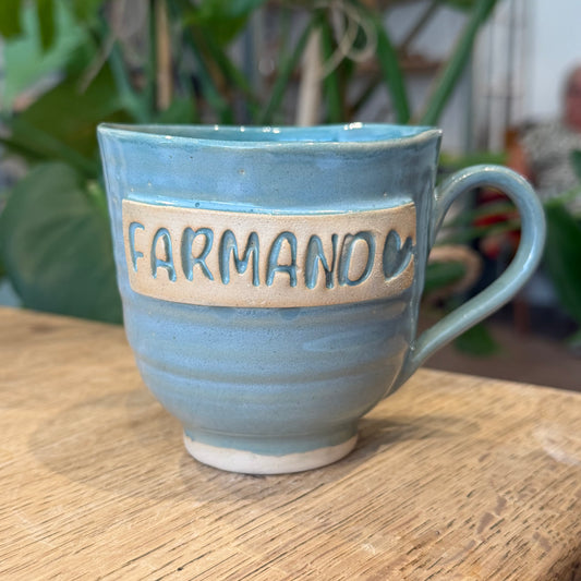 Håndlaget krus med hank og tekst; FARMAND