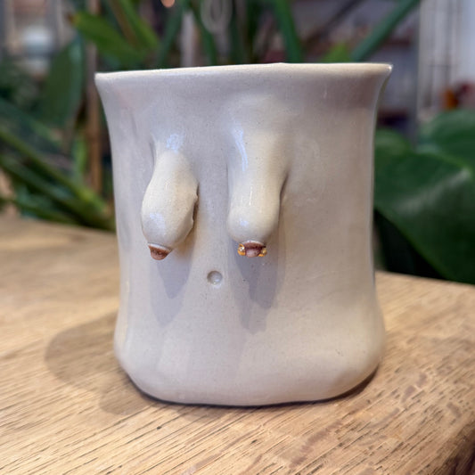 Håndformet brystkop med piercing, nr. 5