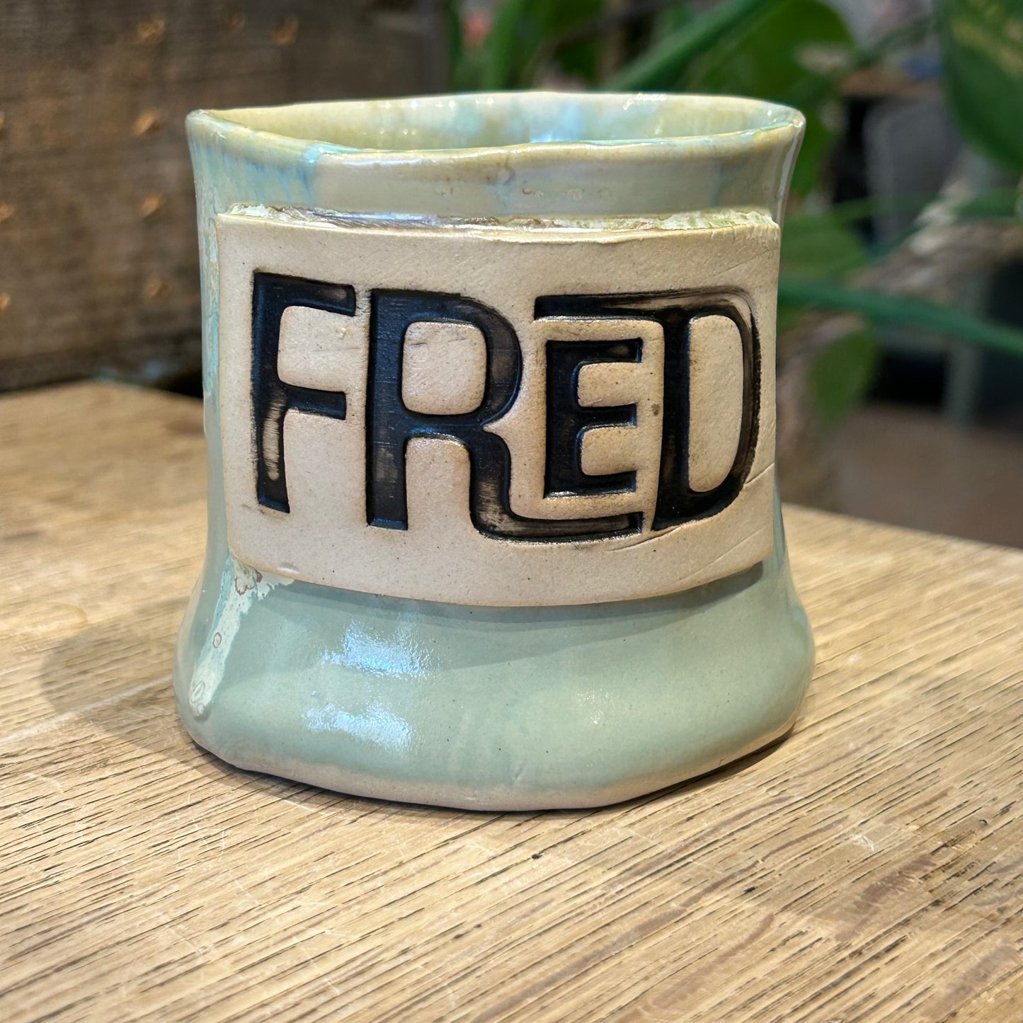 Håndformet krus med tekst; FRED, nr 1