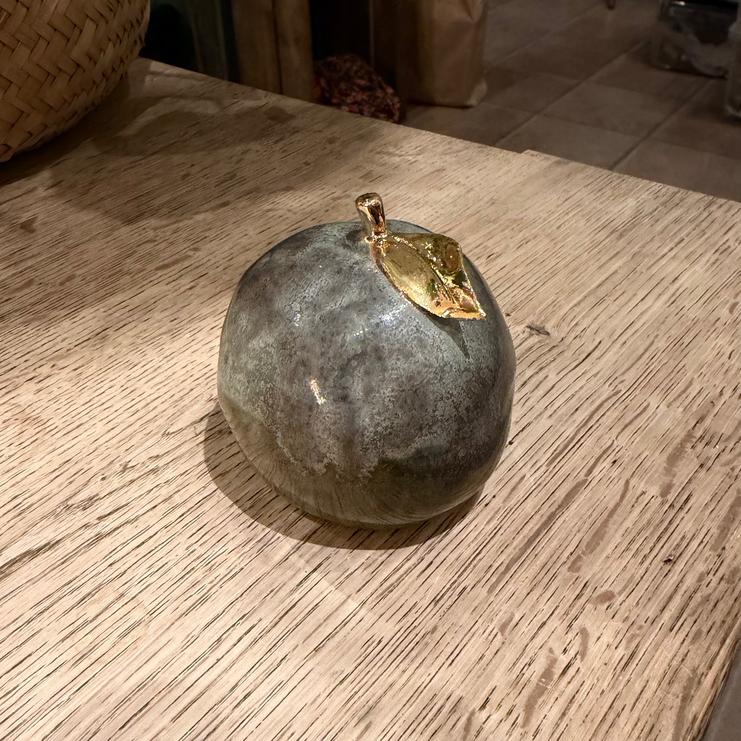 Håndformet æble, støvet grøn med guld, nr. 1