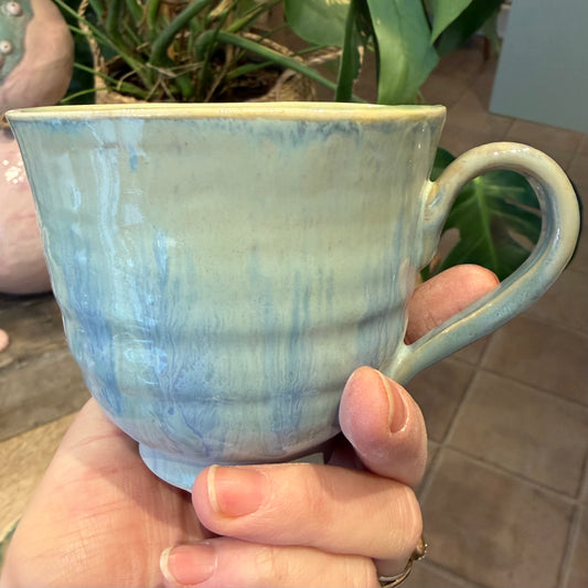 Håndlavet krus med hank