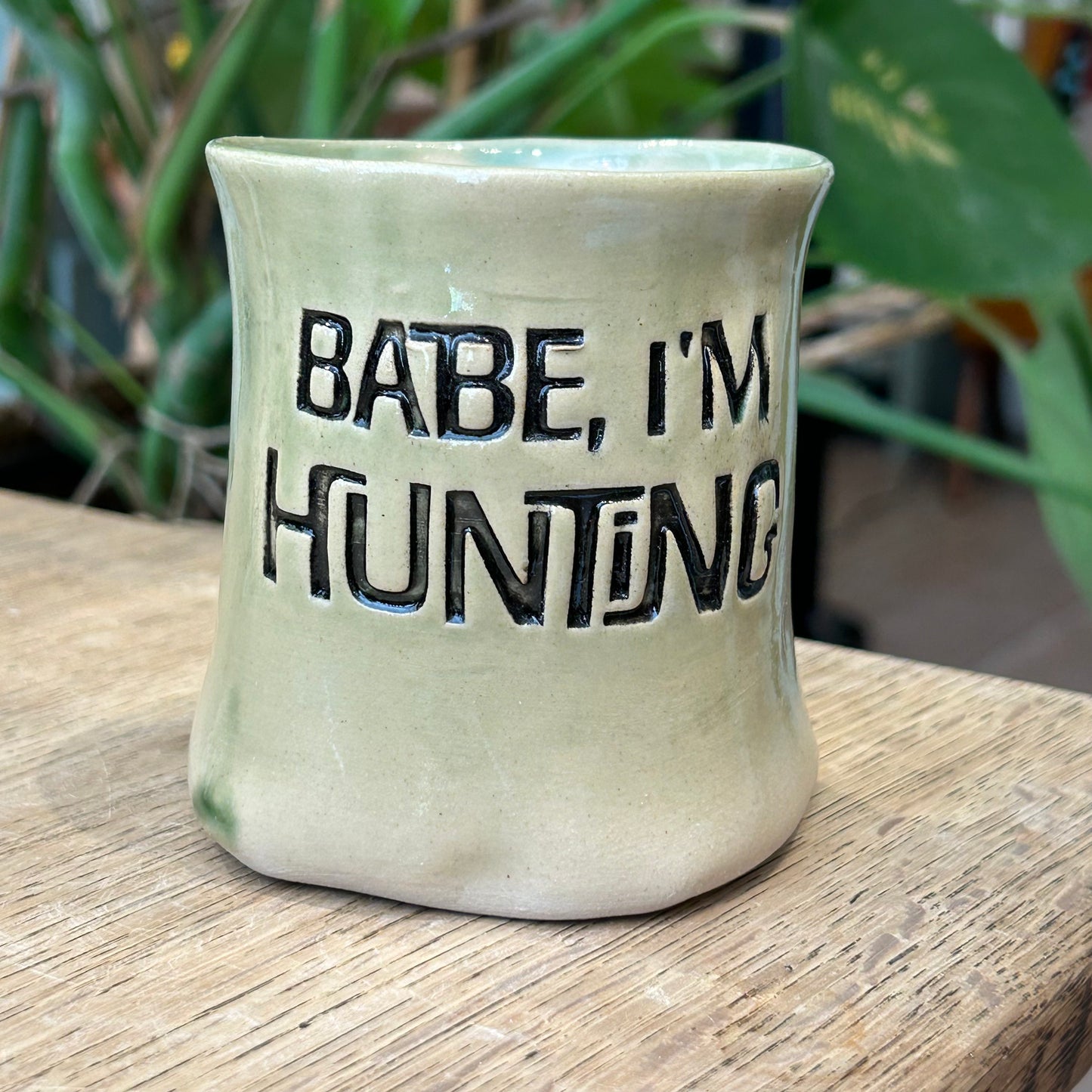 Håndformet krus med tekst; BABE, IM HUNTING, nr 1