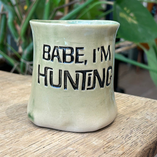 Håndformet krus med tekst; BABE, IM HUNTING, nr 1