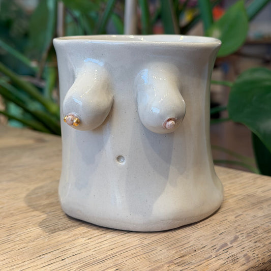 Håndformet brystkop med piercing, nr. 1