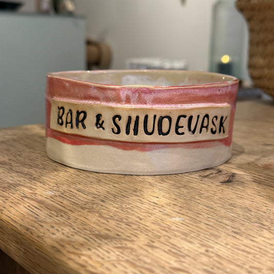 Hundeskål med tekst «BAR & SNUDEVASK»