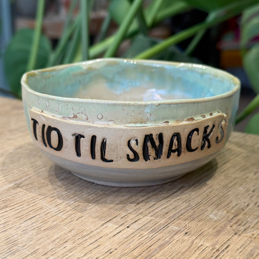 Skål med tekst ‘TID TIL SNACKS’