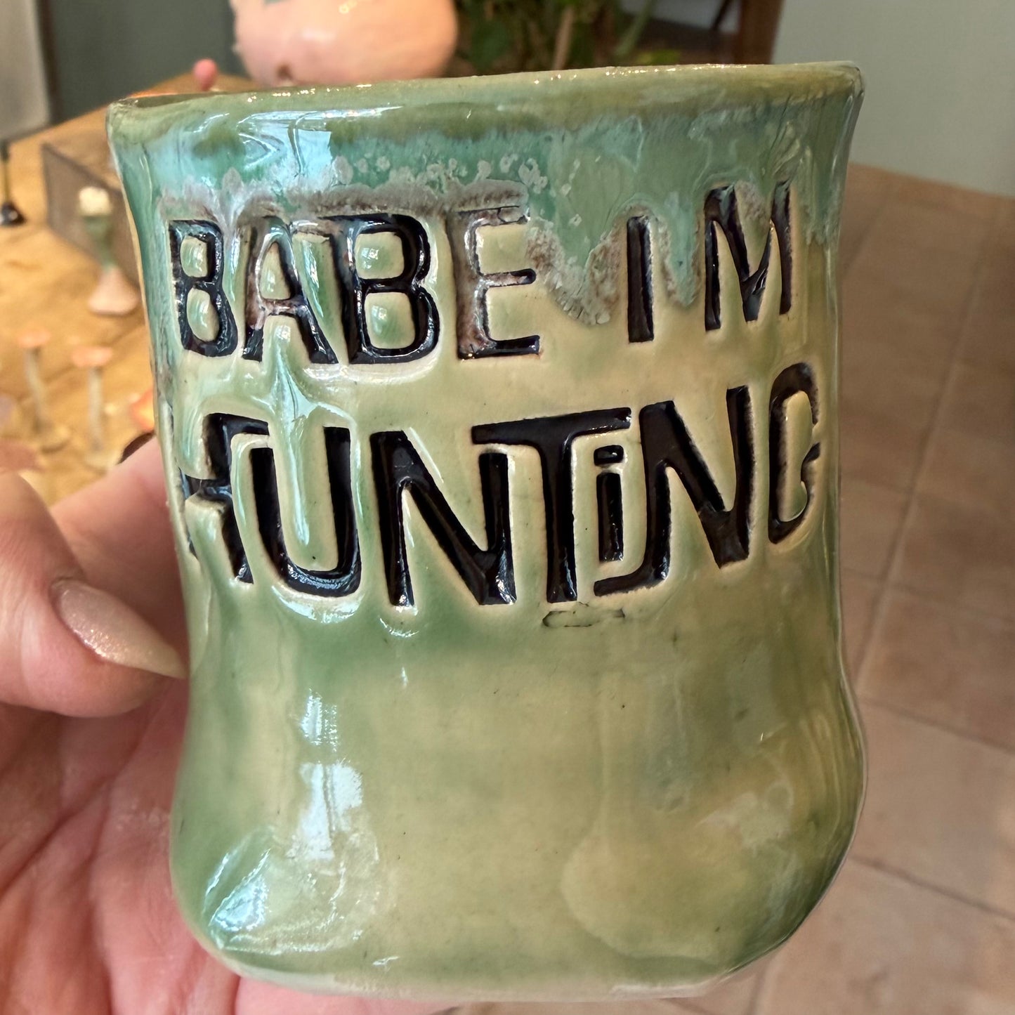 Håndformet krus med tekst; BABE, IM HUNTING, nr 3