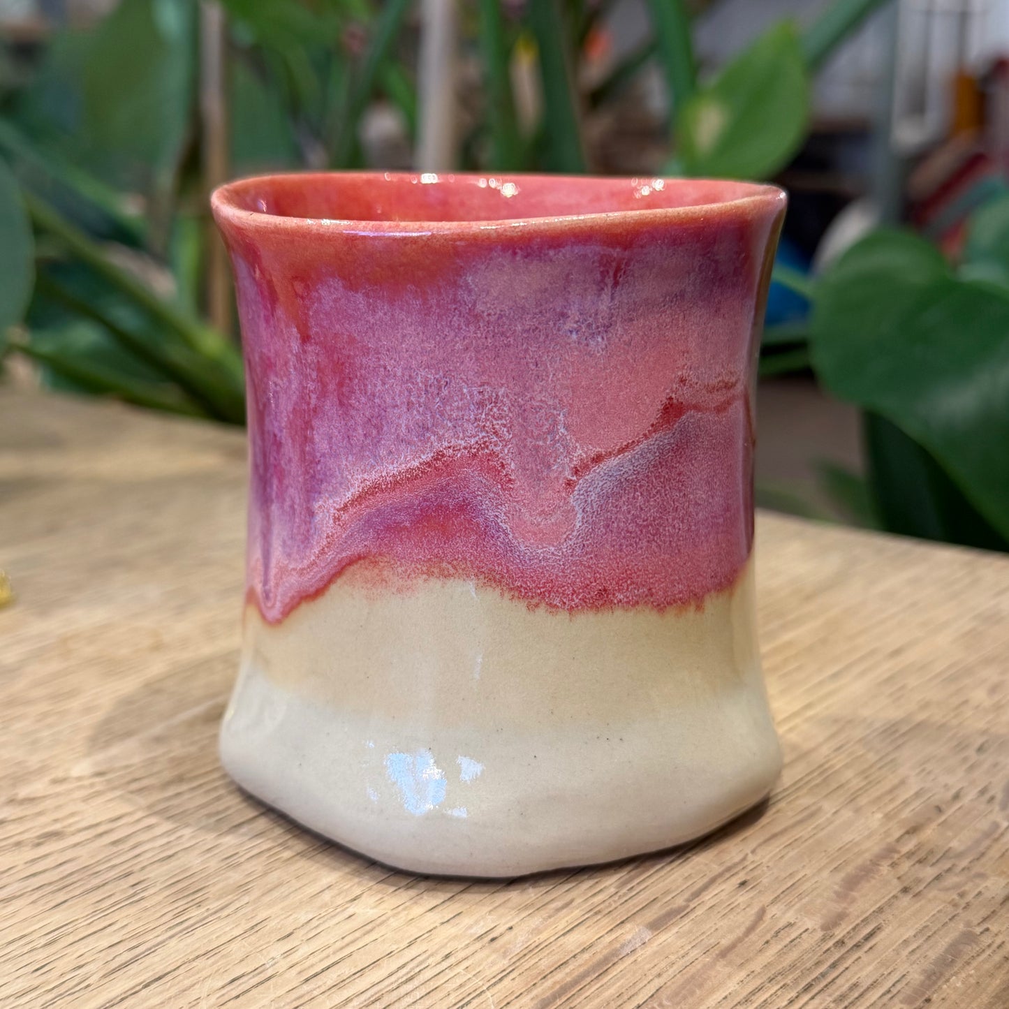 Håndformet krus, mørk rosa med orange bund