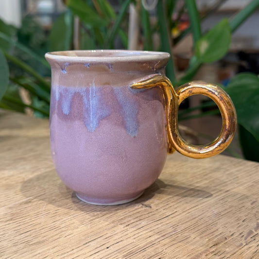 Håndlavet kop med guldhank, lys lilla