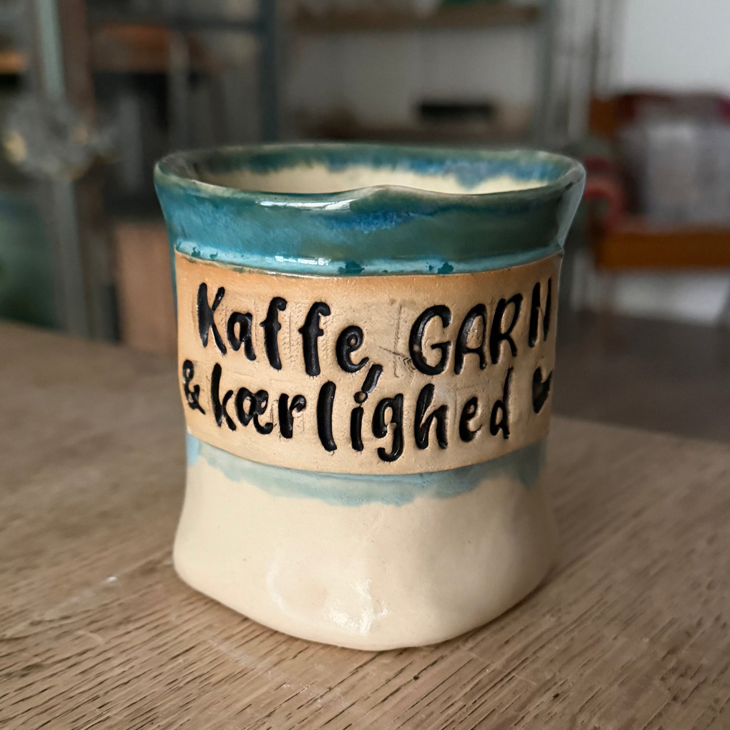 Håndformet krus; Kaffe, GARN & kærlighed, nr 3