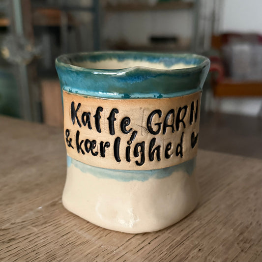 Håndformet krus; Kaffe, GARN & kærlighed, nr 3