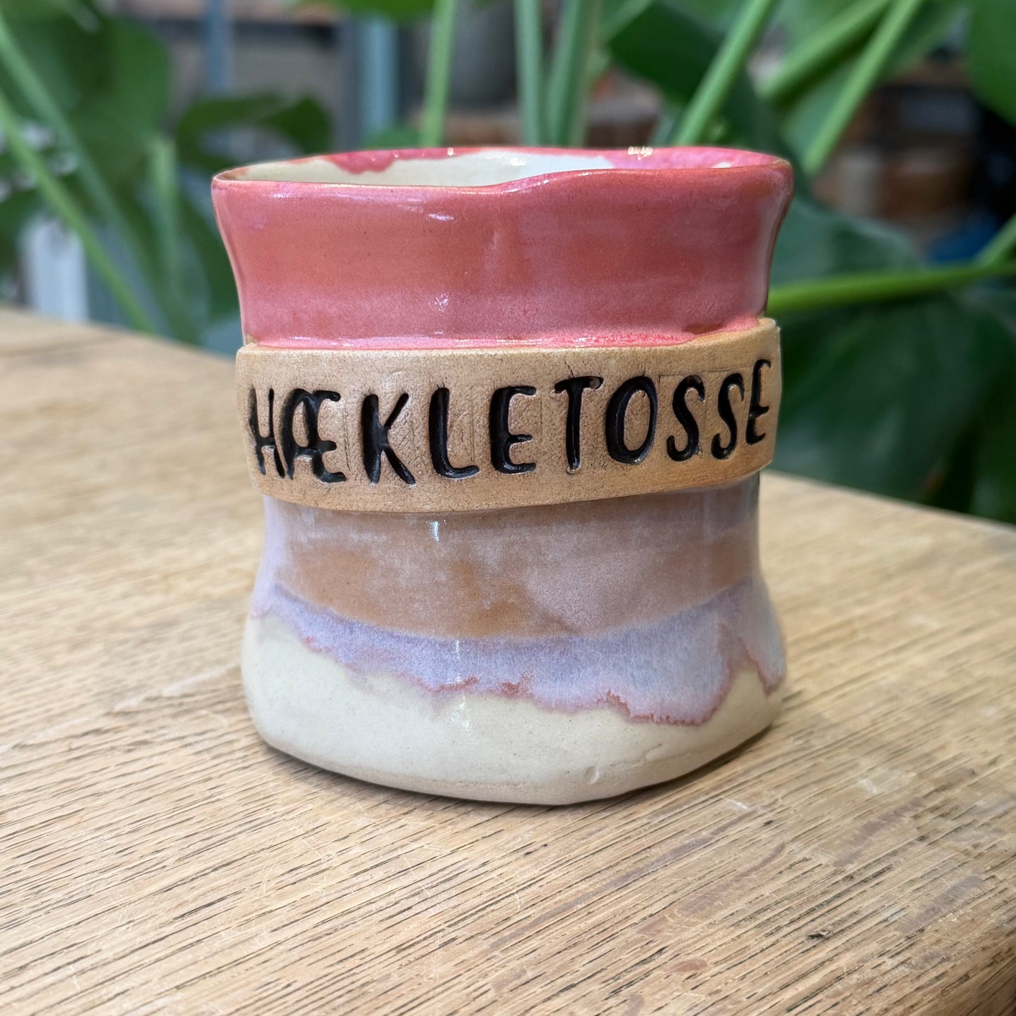 Håndformet krus med tekst; HÆKLETOSSE, nr 2