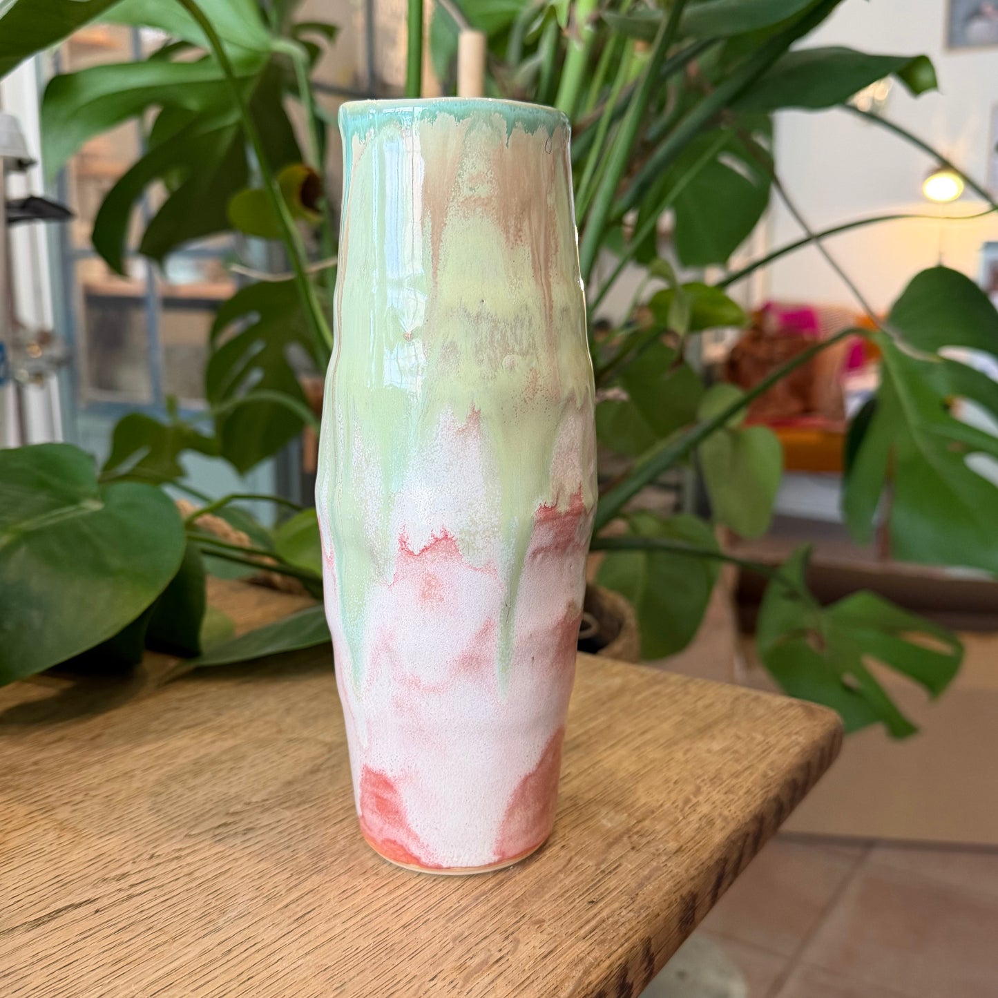 Unik og håndformet vase, rosa og grøn