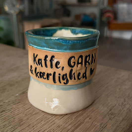 Håndformet krus; Kaffe, GARN & kærlighed, nr 4