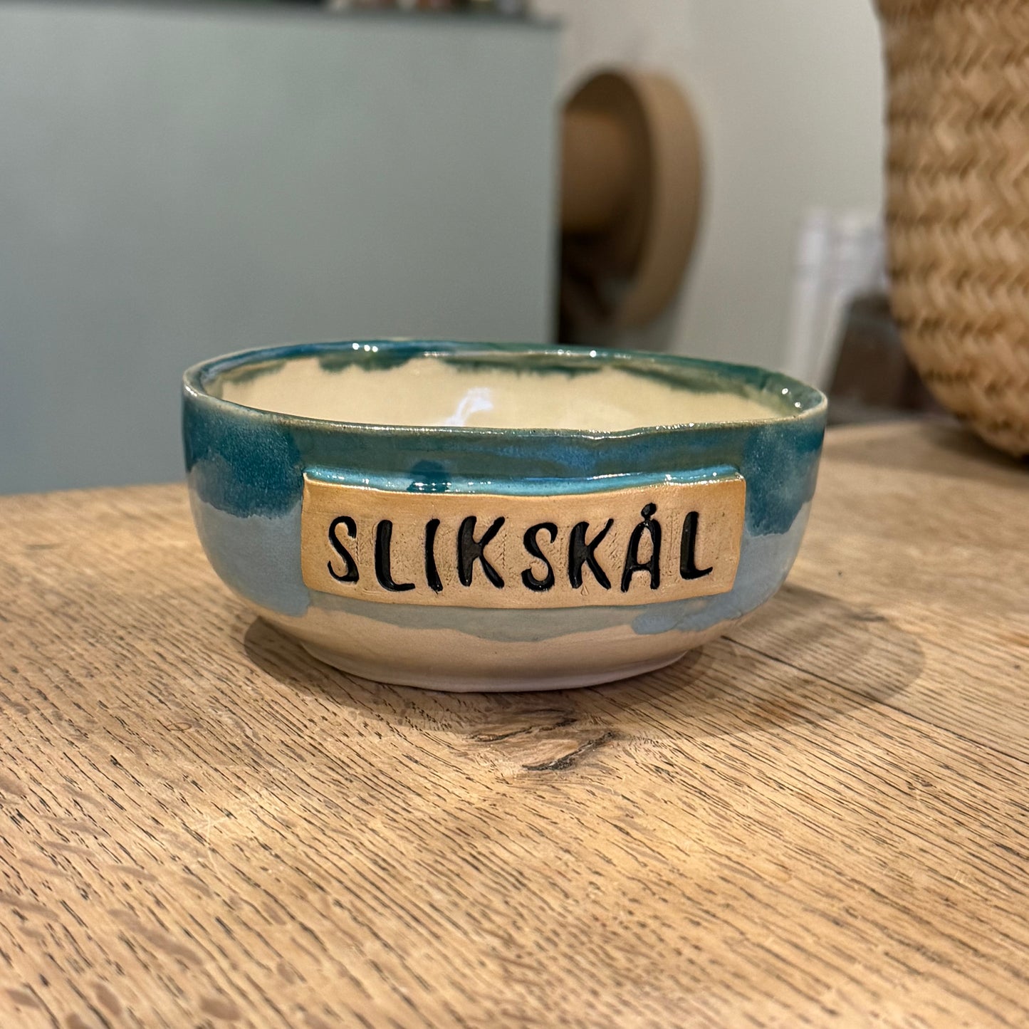 Skål med tekst ‘Slikskål’, nr 2