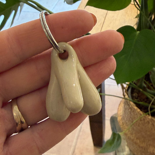 Nøglering med håndformet diller og kugler, nr. 1