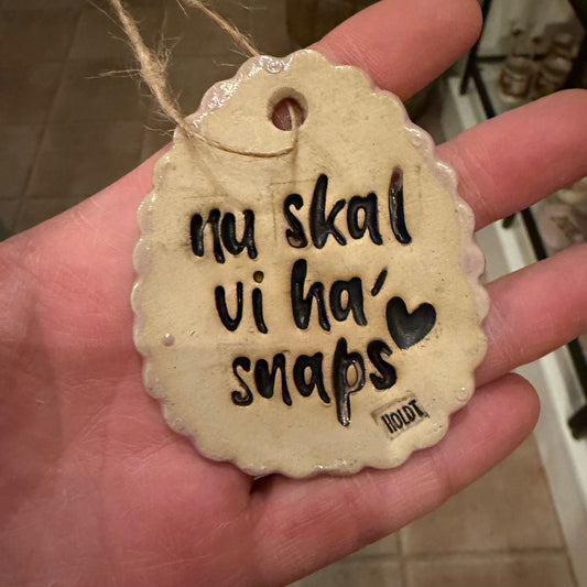 Ophæng, påskeæg med tekst: nu skal vi ha’ snaps, lys lilla