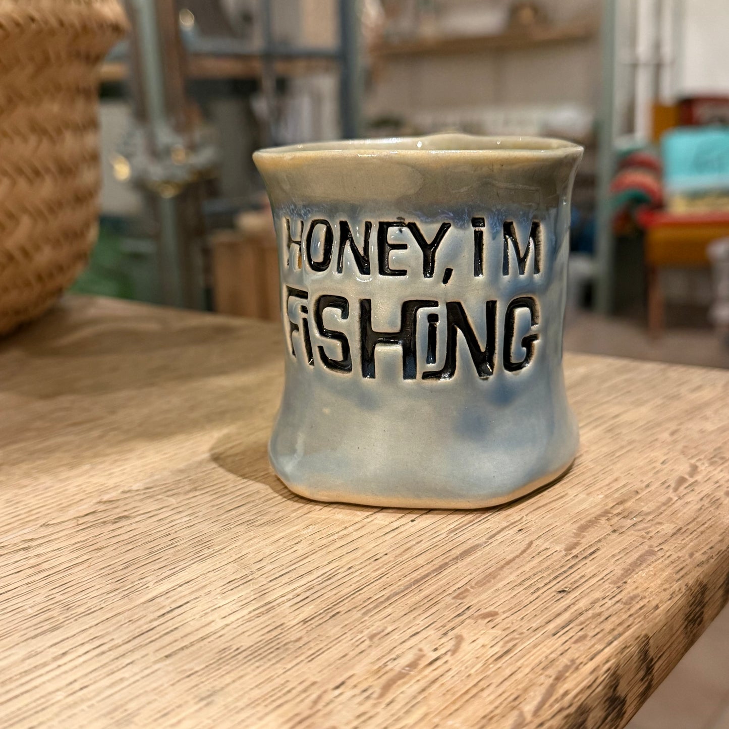 Håndformet krus med tekst; HONEY, IM FISHING, nr 4